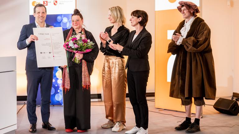 "Mainzer Stadtschreiberin 2025": von links: Nino Haase, Annett Gröschner, Dr. Nadine Bilke, Marianne Grosse, "Gutenberg"