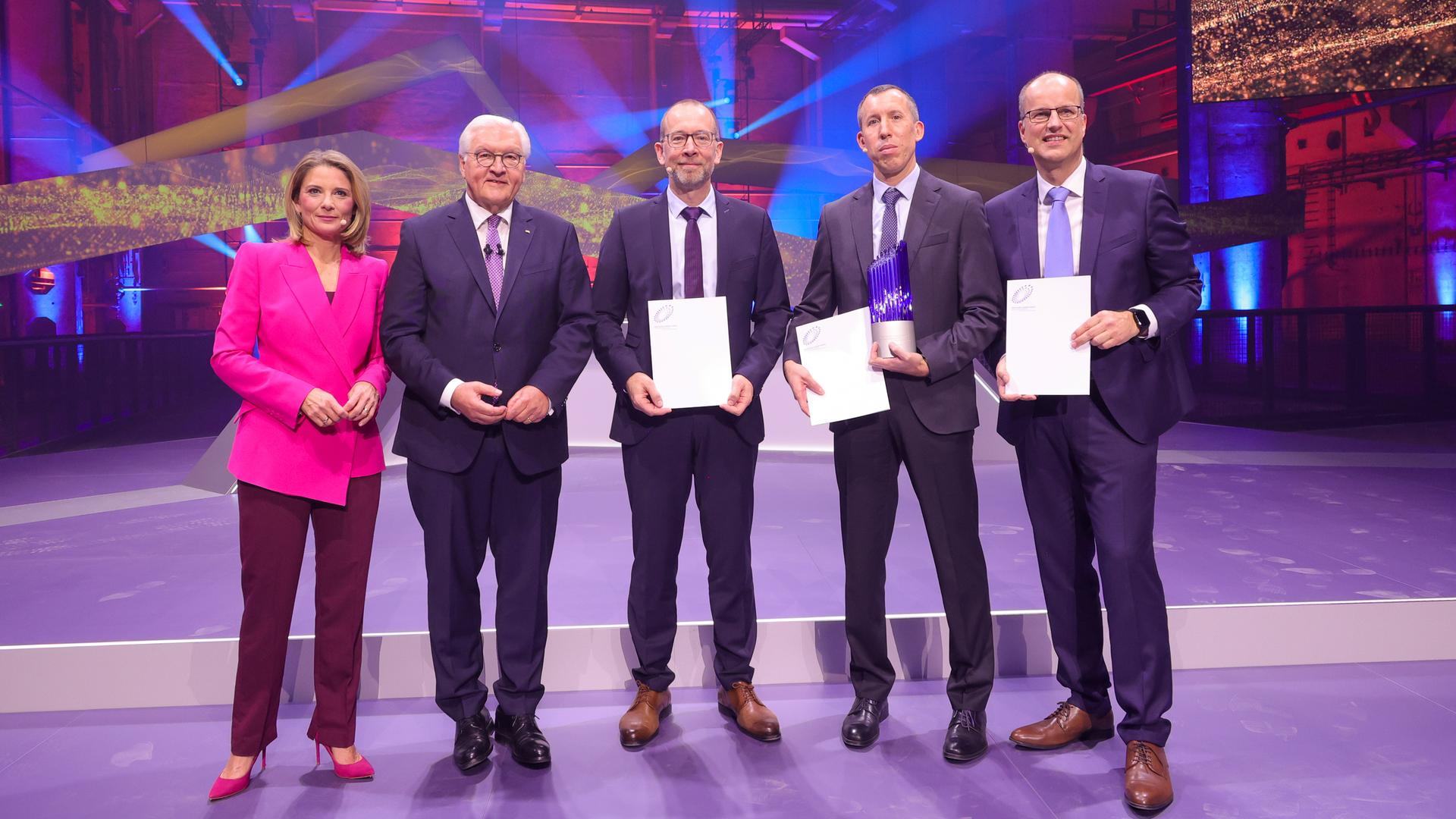 v.r.n.l. Yves Fehring, Bundespräsident Steinmeier, Christoffer Uhr, Pierre Andrieu, Kai Weeber
