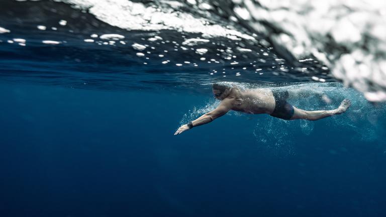 Extremschwimmer André Wiersig krault im offenen Meer.