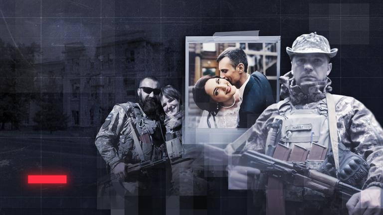 "frontal-Dokumentation: Jenseits der Front - Liebe im Krieg": Bildcollage der Protagonisten: Das Hochzeitsfoto eines Paares vor dem Krieg als Polaroidfoto wird umrahmt von der Abbildung eines zweiten Paares in Kampfuniform im Hintergrund und einem weiteren Mann in Uniform mit Gewehr im Vordergrund.