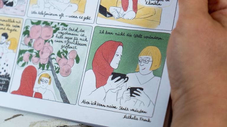 "Comic-Journalismus. Wirklichkeit als Kunstform": Das Bild zeigt einen Comicstrip mit fünf Panels. In den einzelnen Szenen werden persönliche und gesellschaftliche Themen dargestellt. Die Zeichnungen illustrieren zwischenmenschliche Beziehungen, Fürsorge und den Wunsch nach positiver Veränderung im eigenen Umfeld.