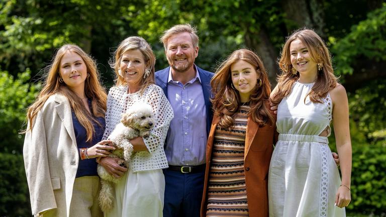"ZDF Royal: Royal Family - Hollands königliche Geschwister": Das niederländische Königspaar posiert mit ihren drei Töchtern im Grünen, alle schauen lächelnd in die Kamera, Königin Máxima hält einen kleinen Hund auf dem Arm.
