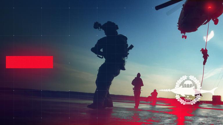 "frontal-Dokumentation: Die Kampfschwimmer - Elitetruppe im Einsatz": Montage: Kampfschwimmer der Bundeswehr stehen bei einer Übung im seichten Wasser der Ostsee, an der Seite über ihnen fliegt ein Hubschrauber der Bundeswehr. Davor liegt das Logo der Kampfschwimmer.