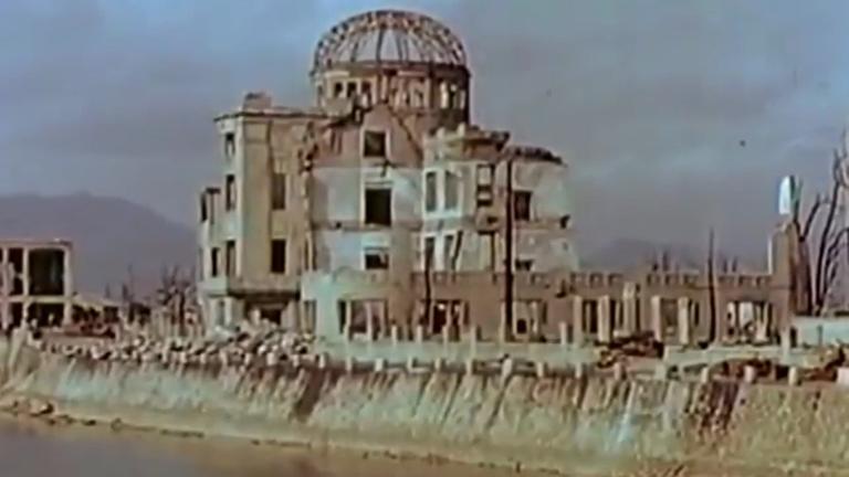 "Terra X History: Im Schatten der Bombe - 80 Jahre Hiroshima": Am 16. März 1946 in Hiroshima in Japan: Die Reste der zerstörten ehemaligen Börse stehen am Fluss.