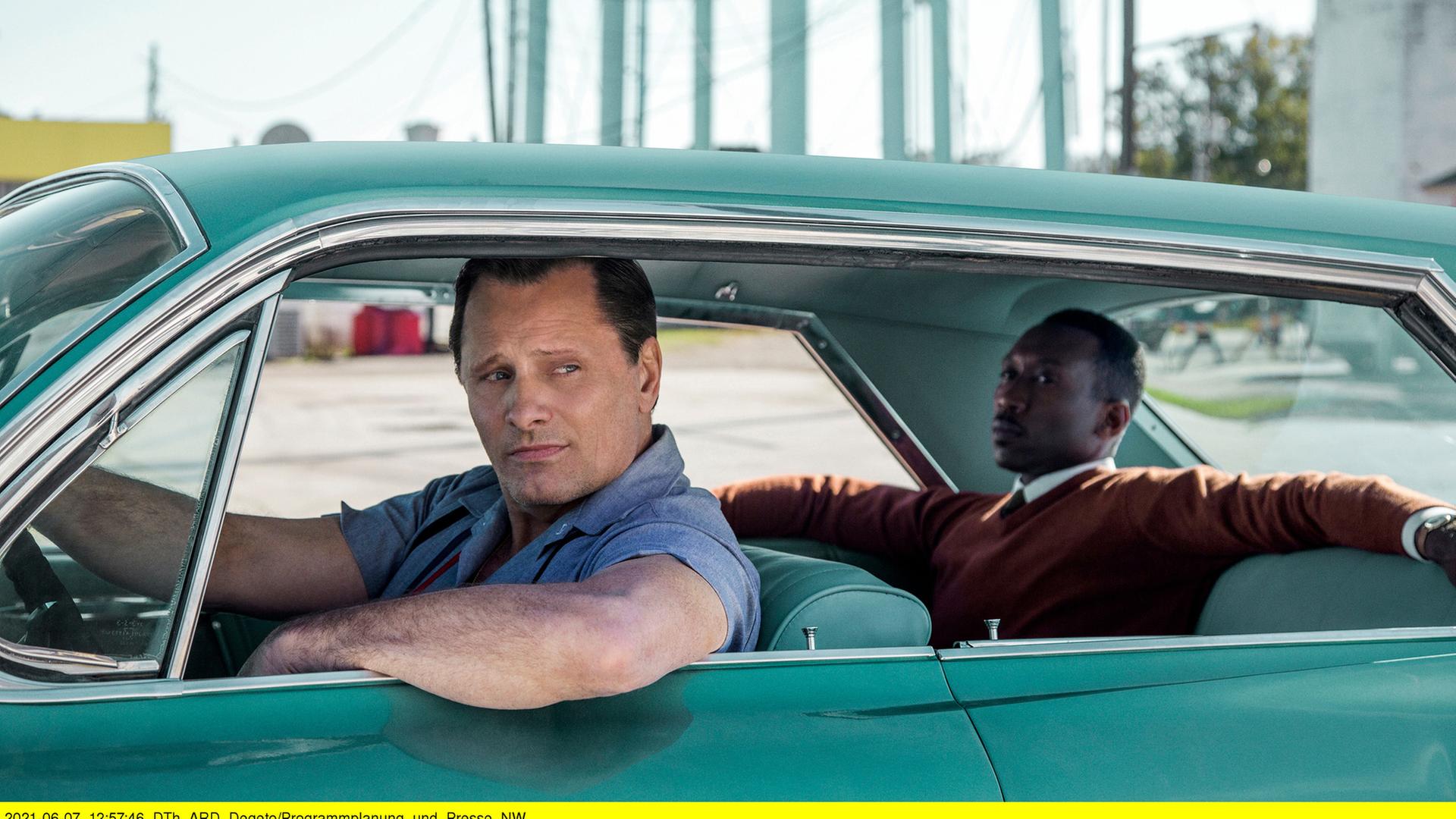 "Green Book - Eine besondere Freundschaft": Der gefeierte Pianist Dr. Donald Shirley (Mahershala Ali, re.) engagiert den Nachtklub-Türsteher Tony "Lip" Vallelonga (Viggo Mortensen, li.) als Chauffeur für seine Tournee durch die Südstaaten.