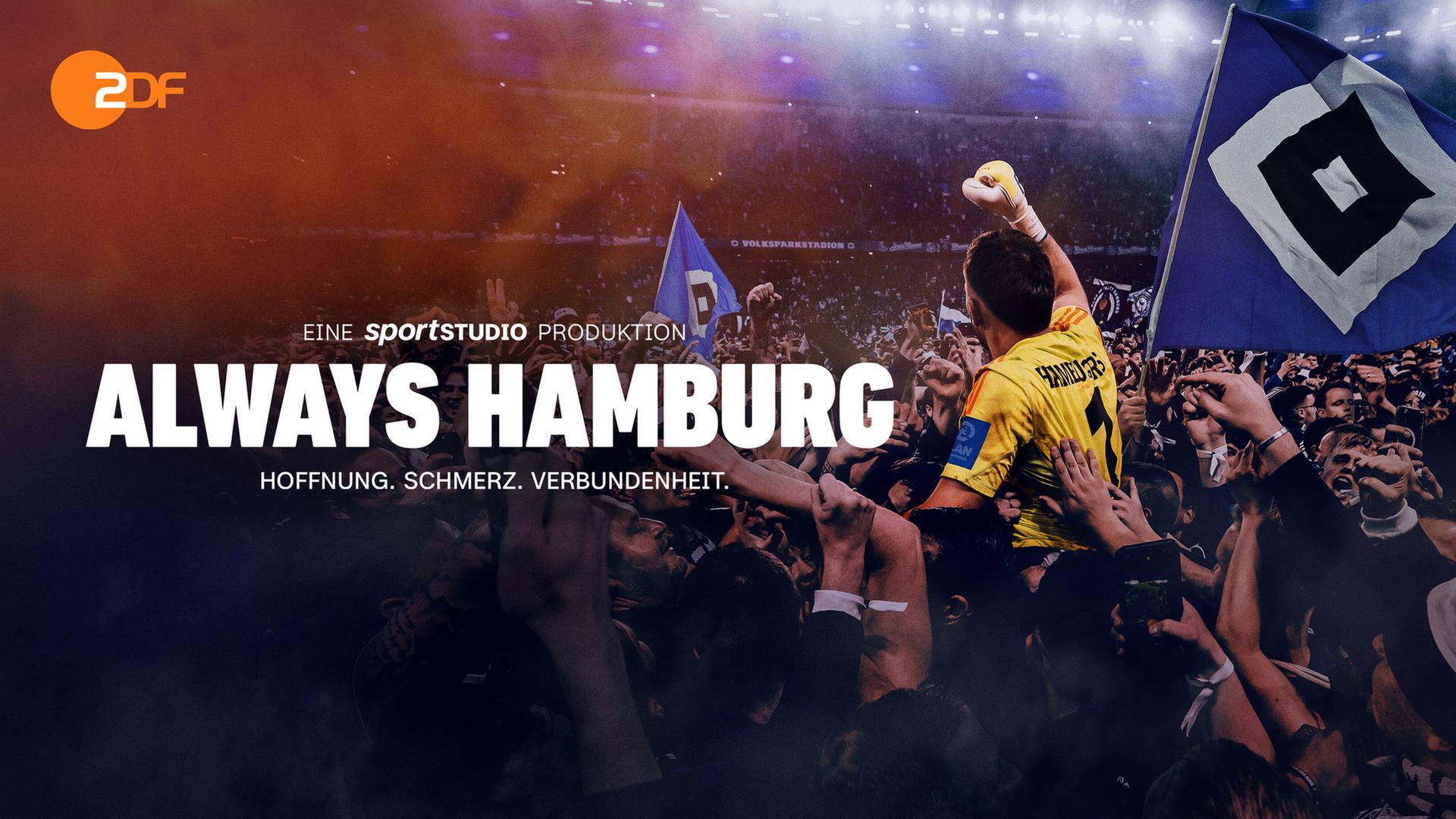 "Always Hamburg": Ein Torwart in gelbem Trikot jubelt in ener Menschenmenge in einem Fußballstadion auf den Schultern von Anhängern des Hamburger Sportvereins mit HSV-Fahnen