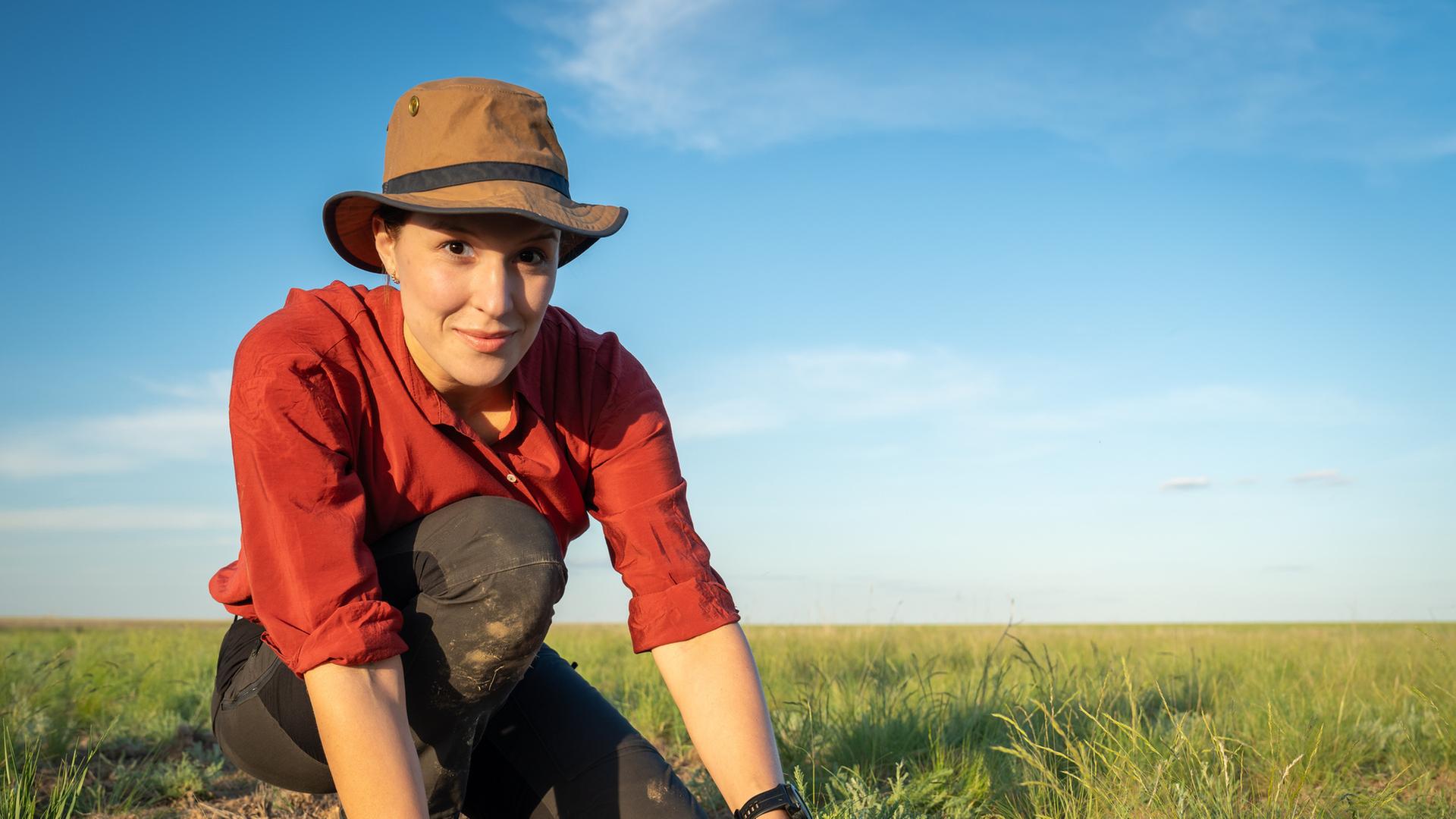 "Faszination Erde - mit Hannah Emde: Kasachstan - Die Steppe lebt": Hannah Emde kniet neben einem kleinen Saiga-Kälbchen in der Steppe.