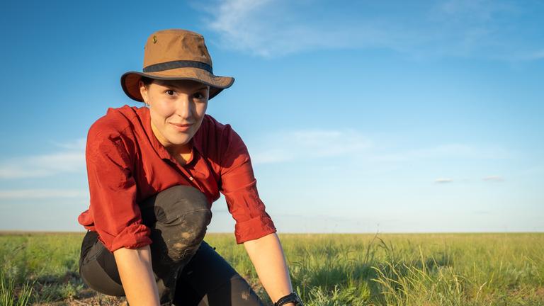 "Faszination Erde - mit Hannah Emde: Kasachstan - Die Steppe lebt": Hannah Emde kniet neben einem kleinen Saiga-Kälbchen in der Steppe.