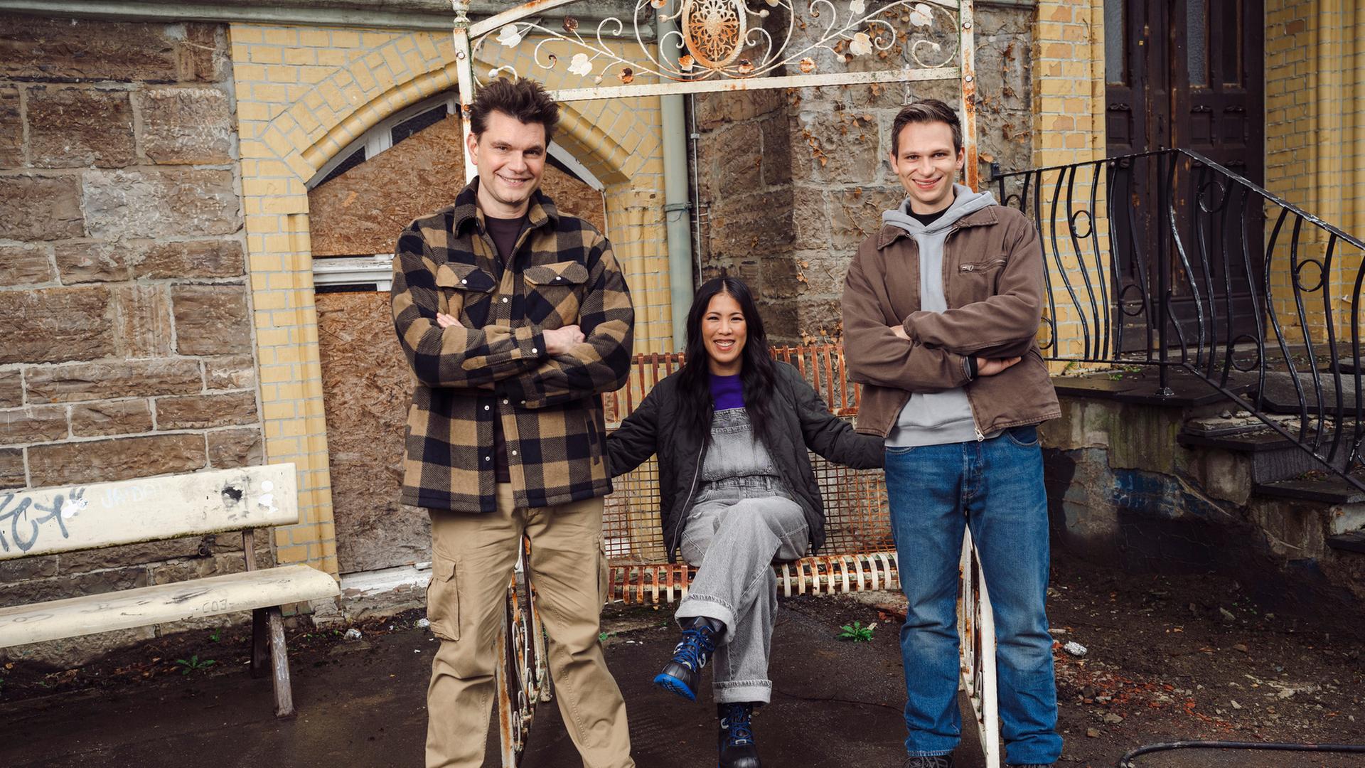 "Nicht nachmachen": Lutz van der Horst, Mai Thi Nguyen-Kim und Fabian Köster (v.l.n.r.) lachen gemeinsam in die Kamera. 