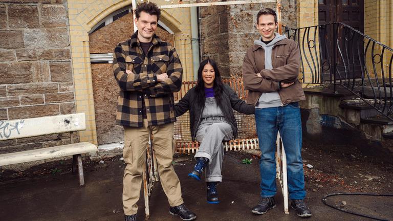"Nicht nachmachen": Lutz van der Horst, Mai Thi Nguyen-Kim und Fabian Köster (v.l.n.r.) lachen gemeinsam in die Kamera. 