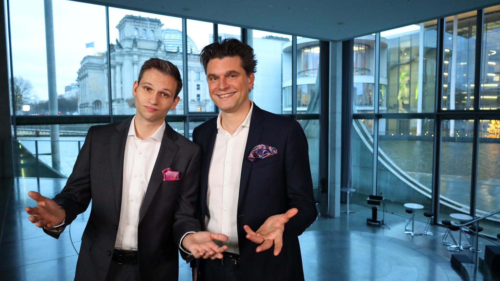 "heute-show spezial - Das war 2025": Fabian Köster und Lutz van der Horst stehen im Abgeordnetenhaus des Deutschen Bundestages und lachen in die Kamera.