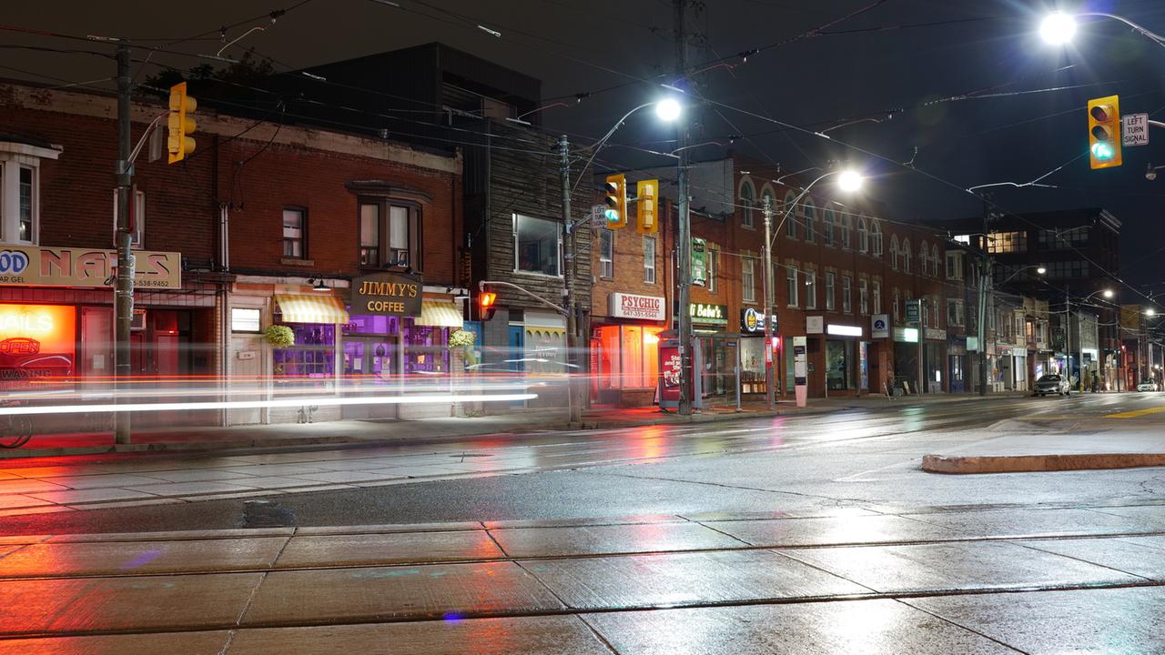 "Megacitys - Wenn es Nacht wird in Toronto": Straße Torontos bei Nacht