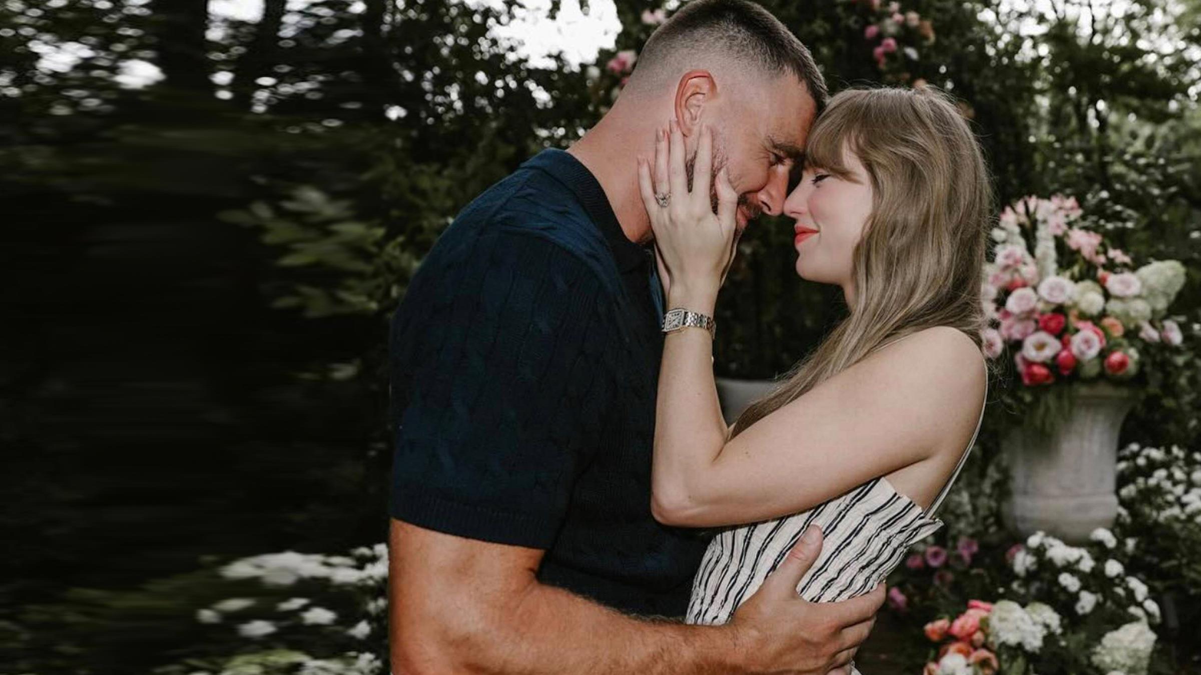 "Das Jahr der Stars 2025": Travis Kelce und Taylor Swift stehen sich im Garten vor einem Blumenbeet nah gegenüber. Sie haben die Stirn aneinander gelegt, Taylor Swift hält den Kopf von Travis Kelce, dieser hält Taylor Swift in der Taille.