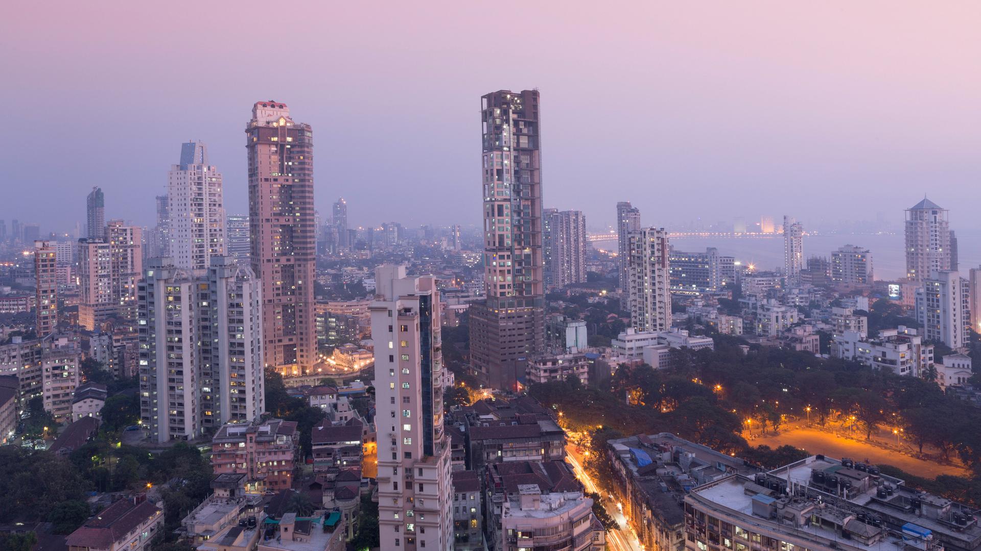 "Megacitys - Wenn es Nacht wird in Mumbai": Skyline von Mumbai bei Nacht