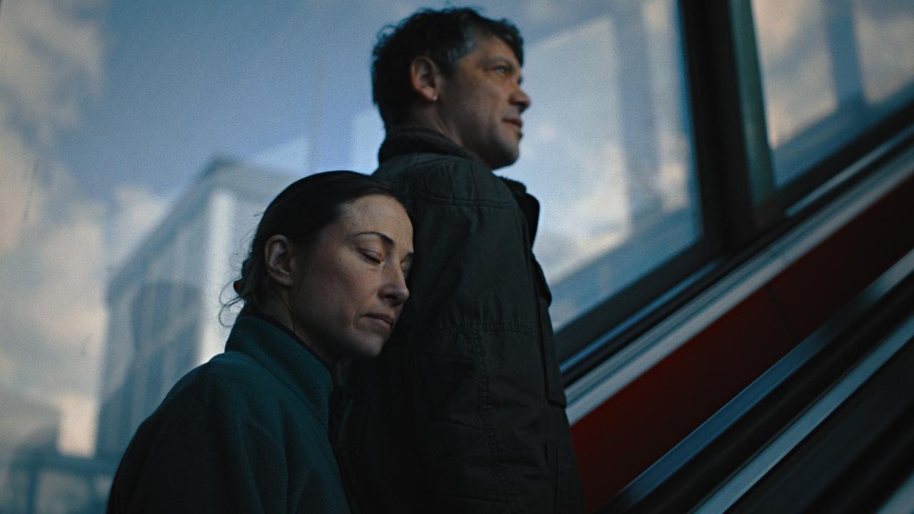 "Alle die Du bist": Nadine (Aenne Schwarz) legt mit geschlossenen Augen ihren Kopf an Pauls (Carlo Ljubek) Schulter, während sie eine Rolltreppe hochfahren.