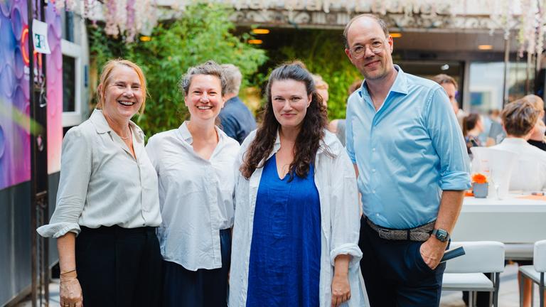 Gruppenfoto ZDF-"Orange Hour" beim Filmfest München: von links nach rechts: Heike Hempel, Louise Peter, Masha Schilinski, Frank Zervos,