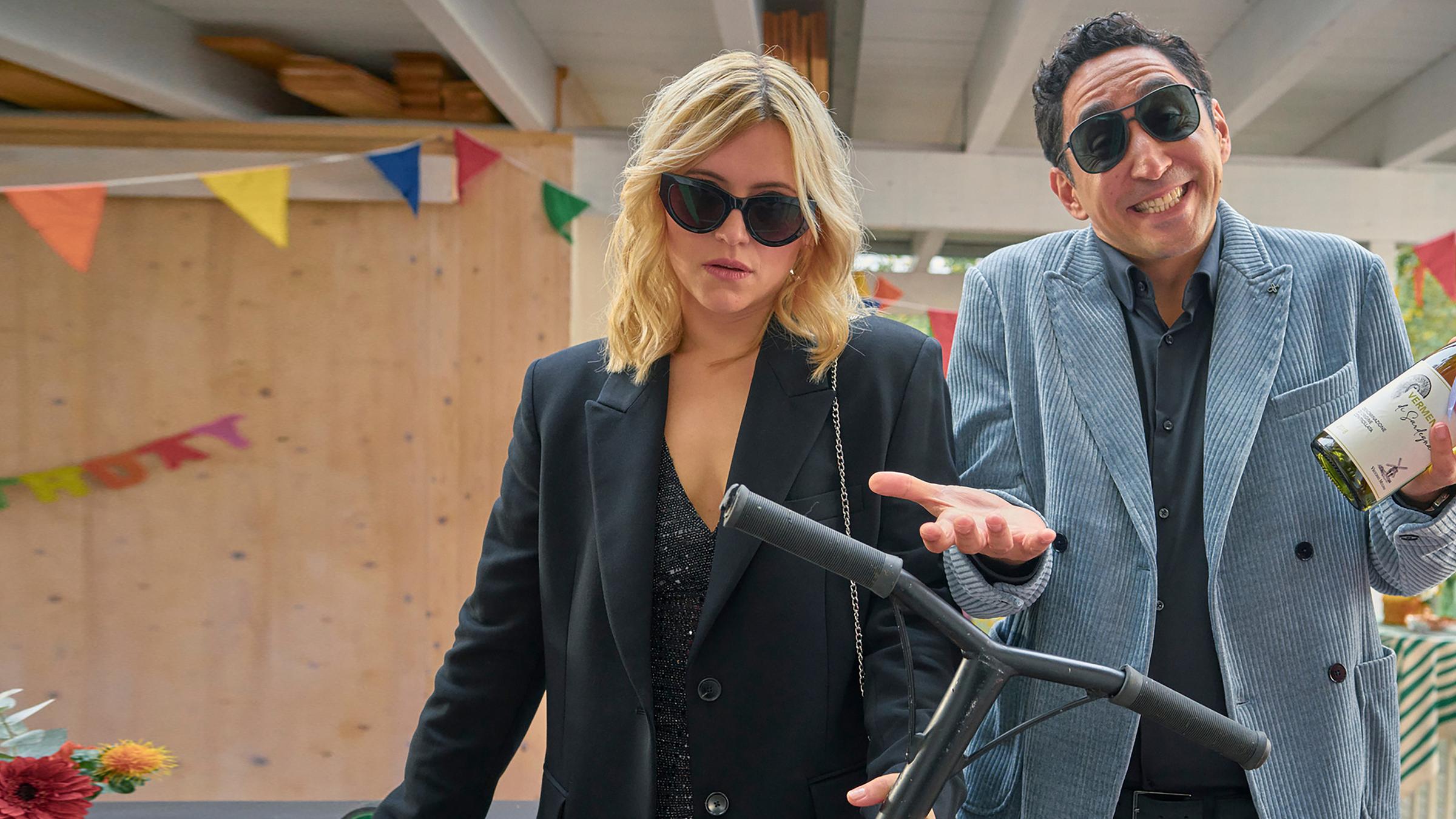 "Die Kinderschwindlerin": Nina (Laura Storz, l.), hat überhaupt keine Lust, auf die kinderreiche Geburtstagsparty ihrer Schwester zu gehen. Ihr Freund Sammy (Ekrem Bora, aka Eko Fresh, r.) sieht das entspannter