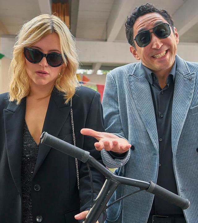 "Die Kinderschwindlerin": Nina (Laura Storz, l.), hat überhaupt keine Lust, auf die kinderreiche Geburtstagsparty ihrer Schwester zu gehen. Ihr Freund Sammy (Ekrem Bora, aka Eko Fresh, r.) sieht das entspannter