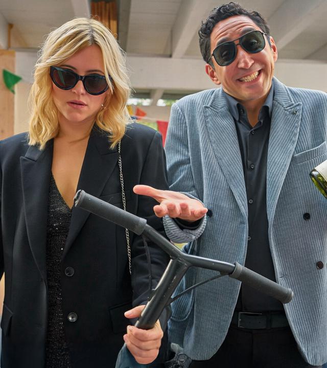 "Die Kinderschwindlerin": Nina (Laura Storz, l.), hat überhaupt keine Lust, auf die kinderreiche Geburtstagsparty ihrer Schwester zu gehen. Ihr Freund Sammy (Ekrem Bora, aka Eko Fresh, r.) sieht das entspannter