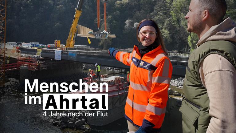 "Menschen im Ahrtal - vier Jahre nach der Flut - Anpacken, nicht aufgeben!": Montage: Ingenieurin Nicole Marzi und Bürgermeister David Fuhrmann stehen vor einer neuen Brücke an der Ahr. Daneben liegt in weißer Schrift der Sendungstitel.