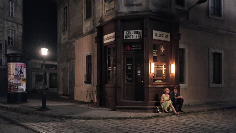 "Die Mittagsfrau": Helene (Mala Emde) und Karl (Thomas Prenn) sitzen zusammen auf der Treppe vor der Apotheke.