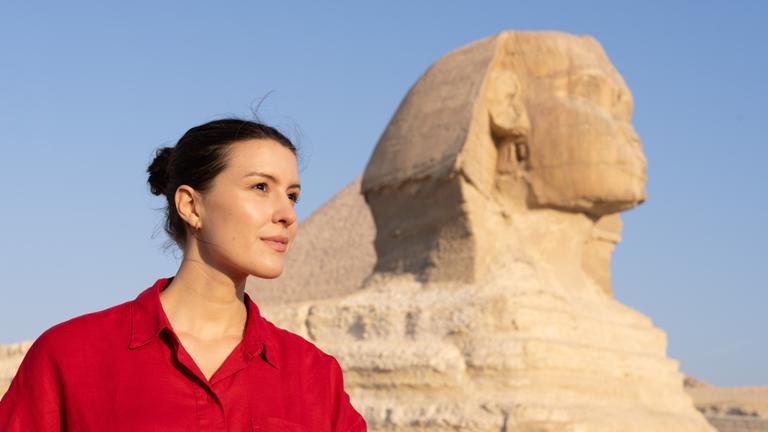 "Terra X: Faszination Erde - mit Hannah Emde: Ägypten – Natur schreibt Geschichte": Hannah Emde steht neben der Großen Sphinx von Gizeh in Ägypten.
