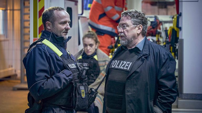 "Nachtschicht - Der Unfall": Roland Orbach (Maximilian Brückner), Mona Nowak (Rocío Luz), Erichsen (Armin Rohde)