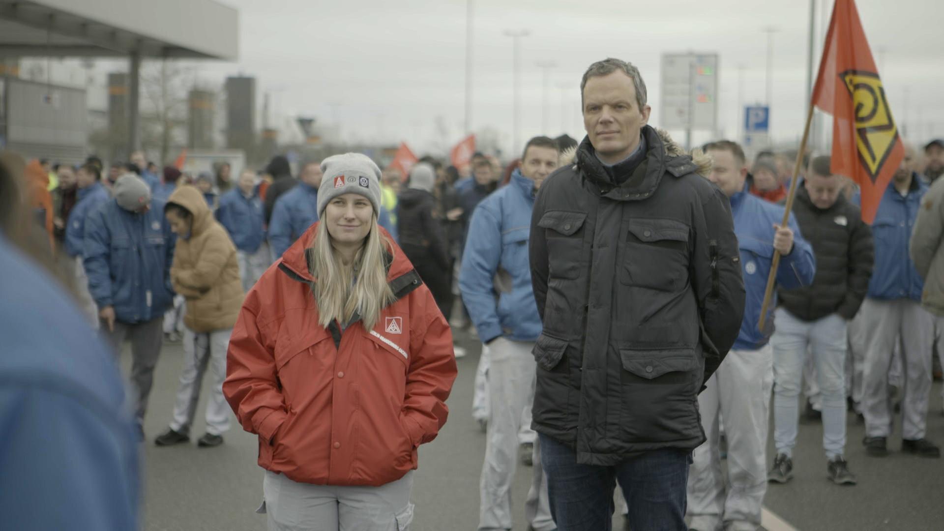 Am Puls mit Florian Neuhann: Die Autokrise - War's das mit Wohlstand?": Florian Neuhann steht auf einer Demonstration der IG-Metall.