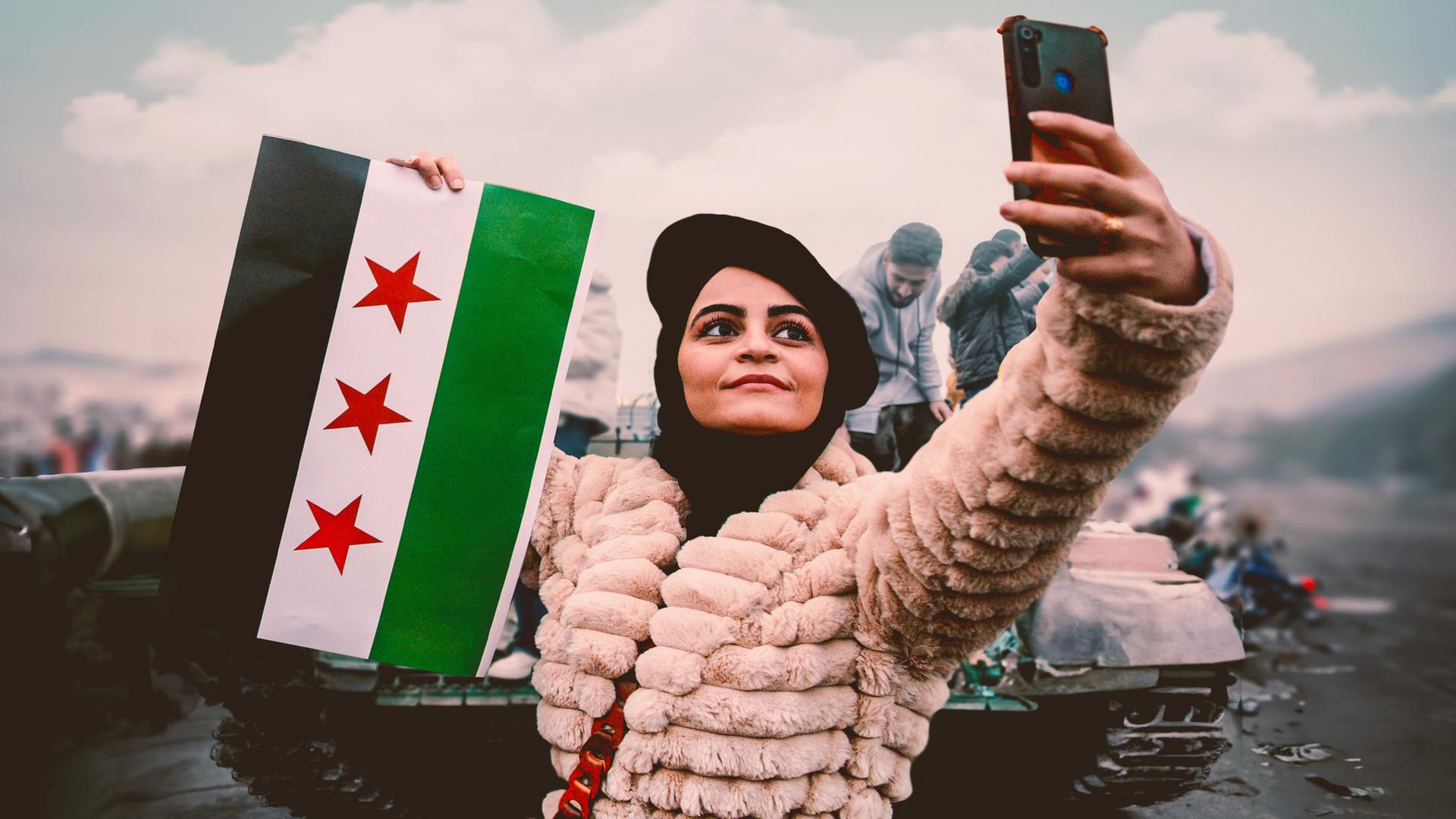 "Tatort Syrien - Befreiung": Eine Frau macht ein Selfie. Sie hält in einer Hand ein Smartphone, in der anderen Hand eine syrische Fahne. Im Hintergrund befinden sich Männer auf einem Panzer.