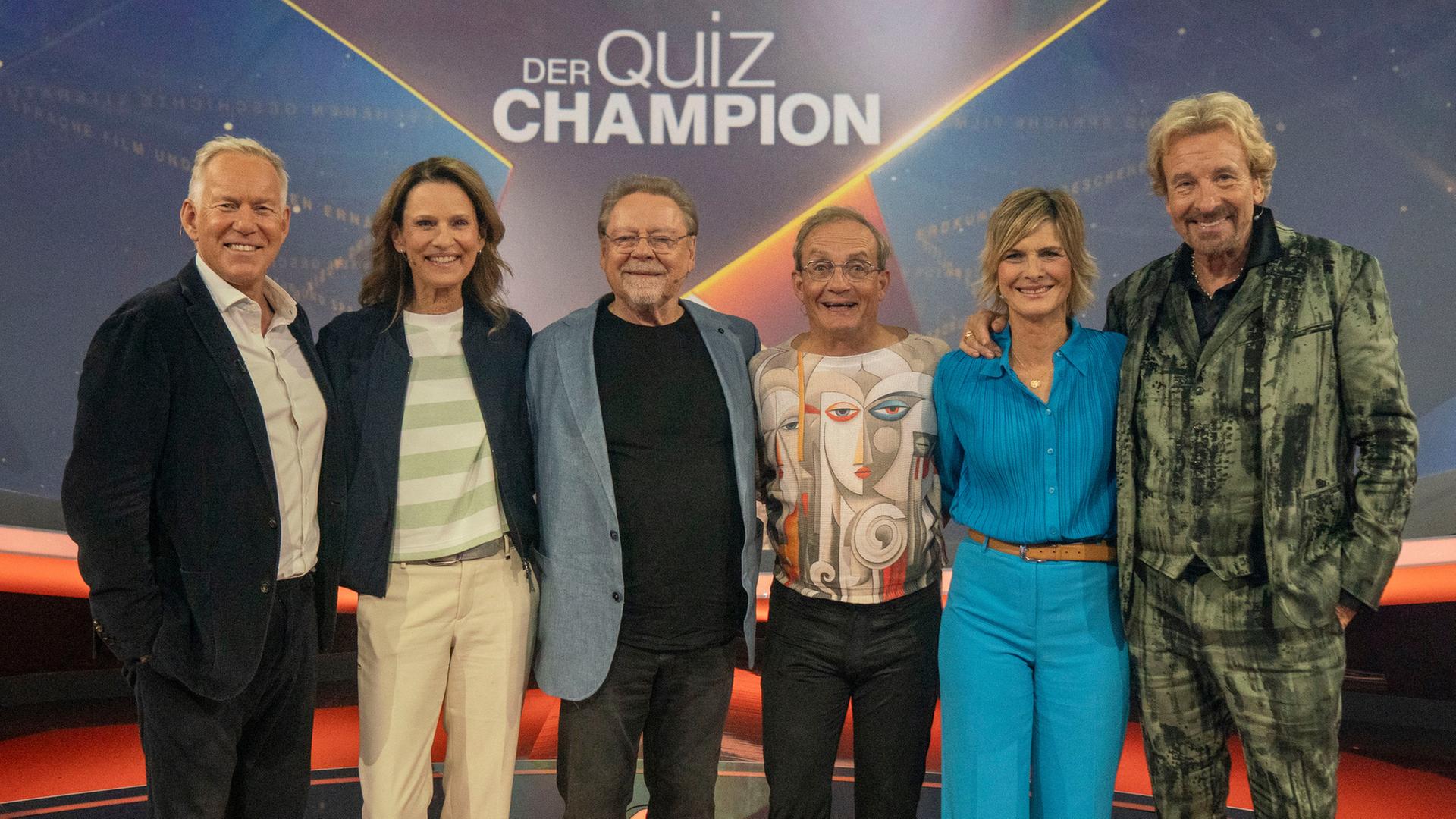 "Der Quiz-Champion": Johannes B. Kerner, Katrin Müller-Hohenstein, Jürgen von der Lippe, Wigald Boning, Barbara Hahlweg und Thomas Gottschalk im Studio vor dem Logo des "Quiz-Champion".