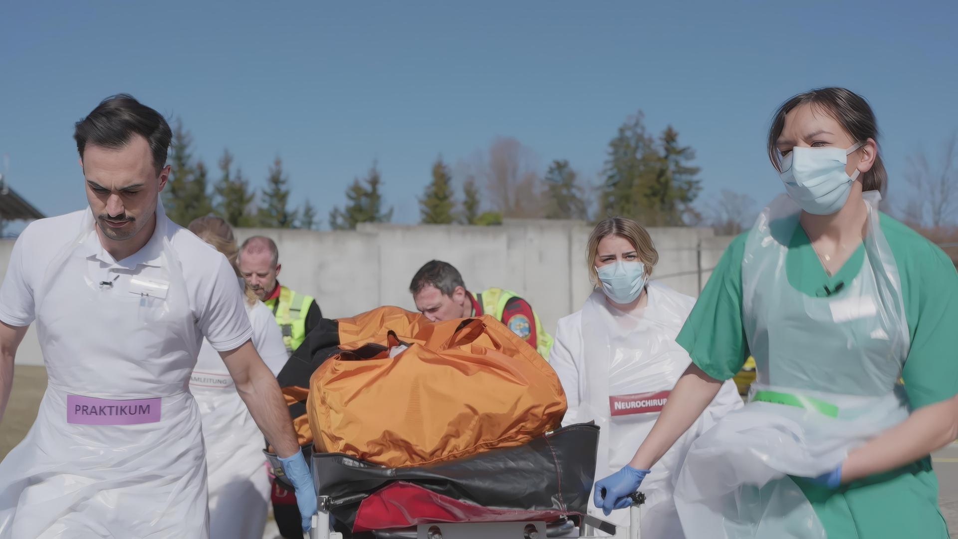 "Die Lebensretter von Murnau - Einsatz am Limit": Sechs Personen transportieren einen Verletzten vom Hubschrauber zur Klinik.