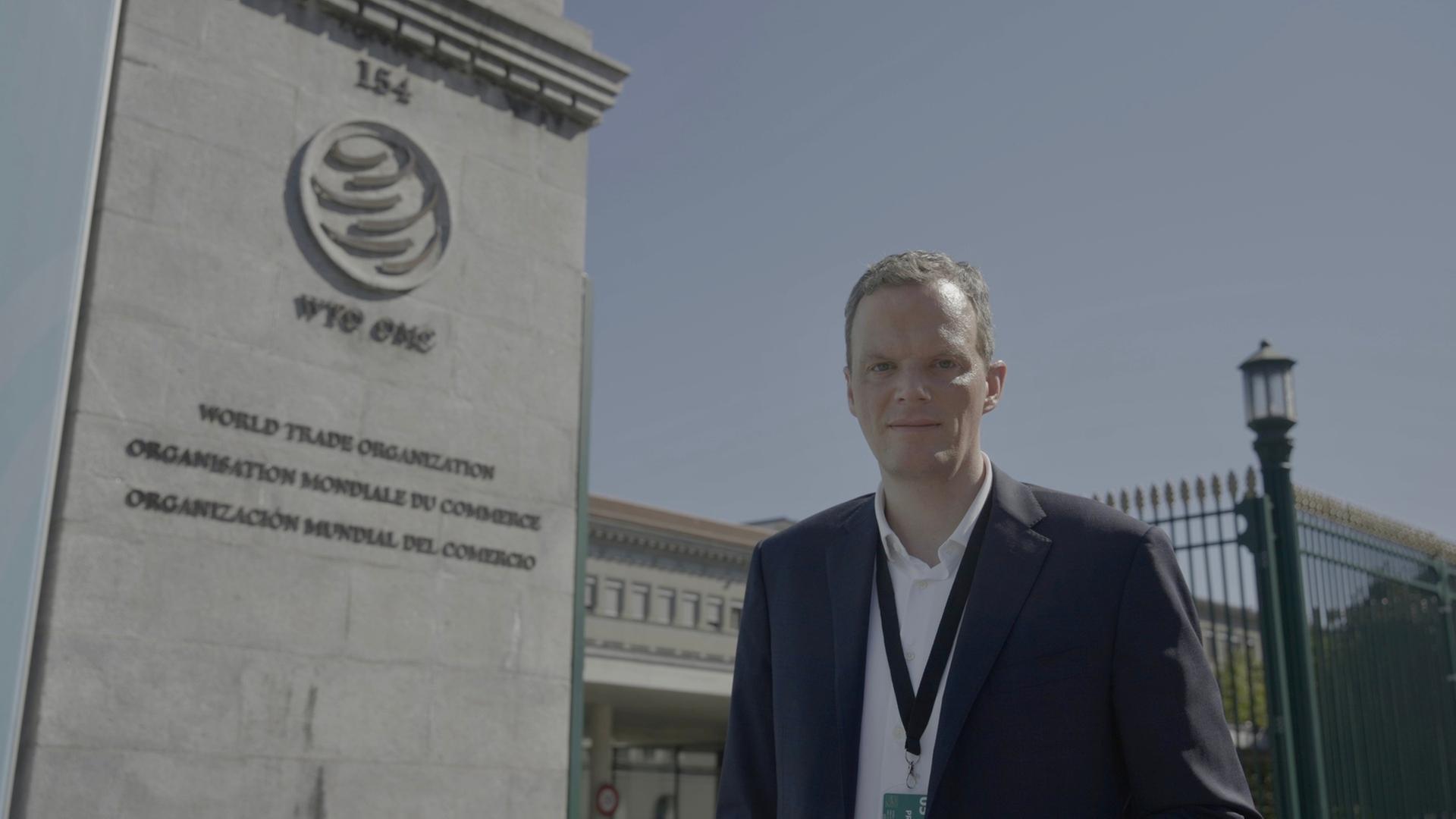  "WISO-Dokumentation: Die Zukunft des Handels - Zölle, Kriege, freie Märkte?": Florian Neuhann steht vor der Weltwirtschaftsorganisation in Genf und schaut in die Kamera.