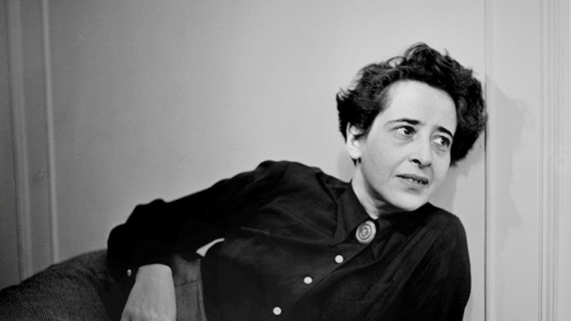 "Hannah Arendt und die Gefahren der Gegenwart": Hannah Arendt posiert lässig (s/w)