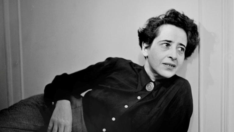 "Hannah Arendt und die Gefahren der Gegenwart": Hannah Arendt posiert lässig (s/w)