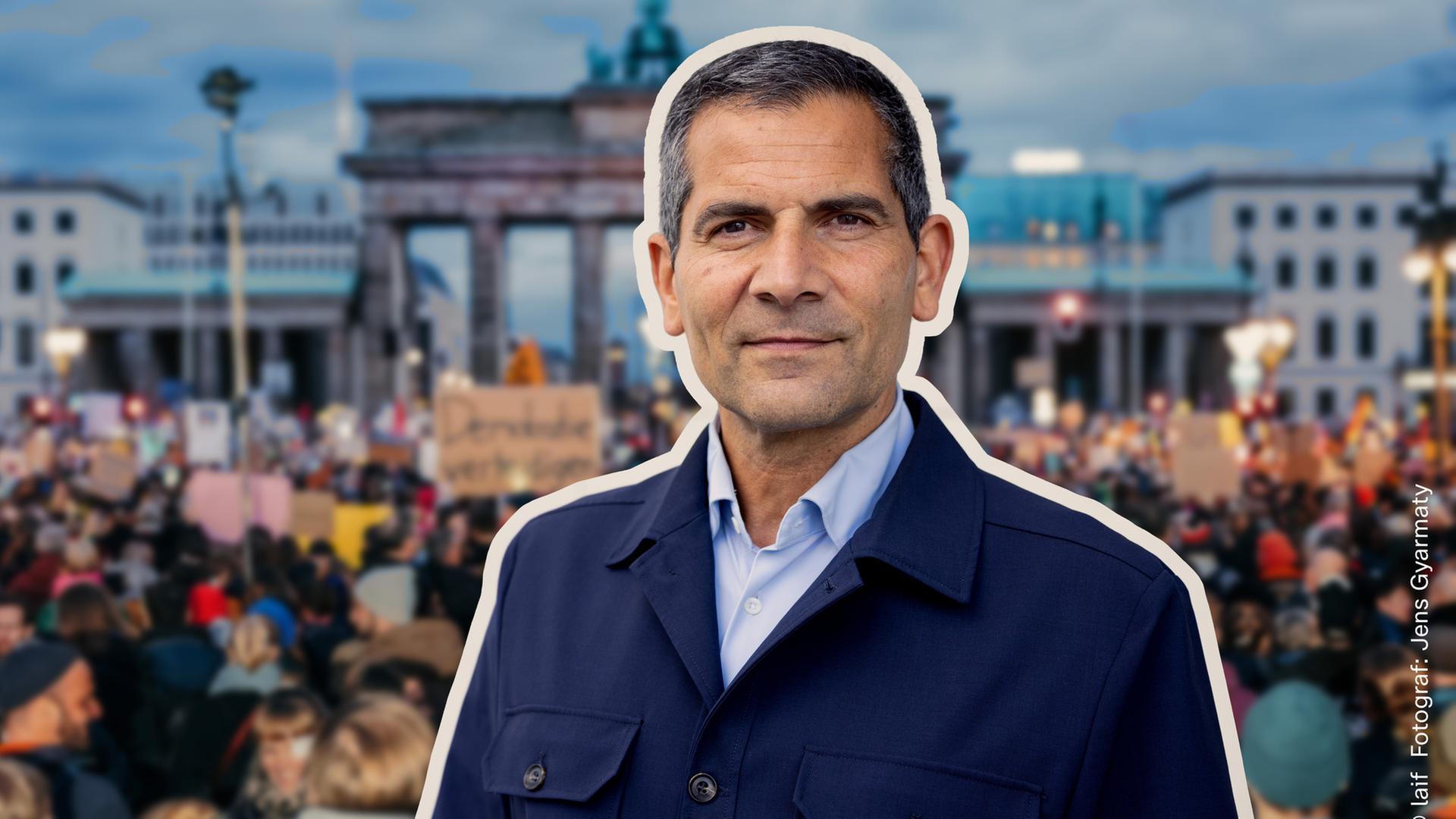 "Am Puls mit Mitri Sirin - Ist unsere Meinungsfreiheit in Gefahr?": Montage: Ein Porträtfoto von Mitri Sirin liegt vor einer Aufnahme des Brandenburger Tors, an dem eine Demonstration stattfindet.