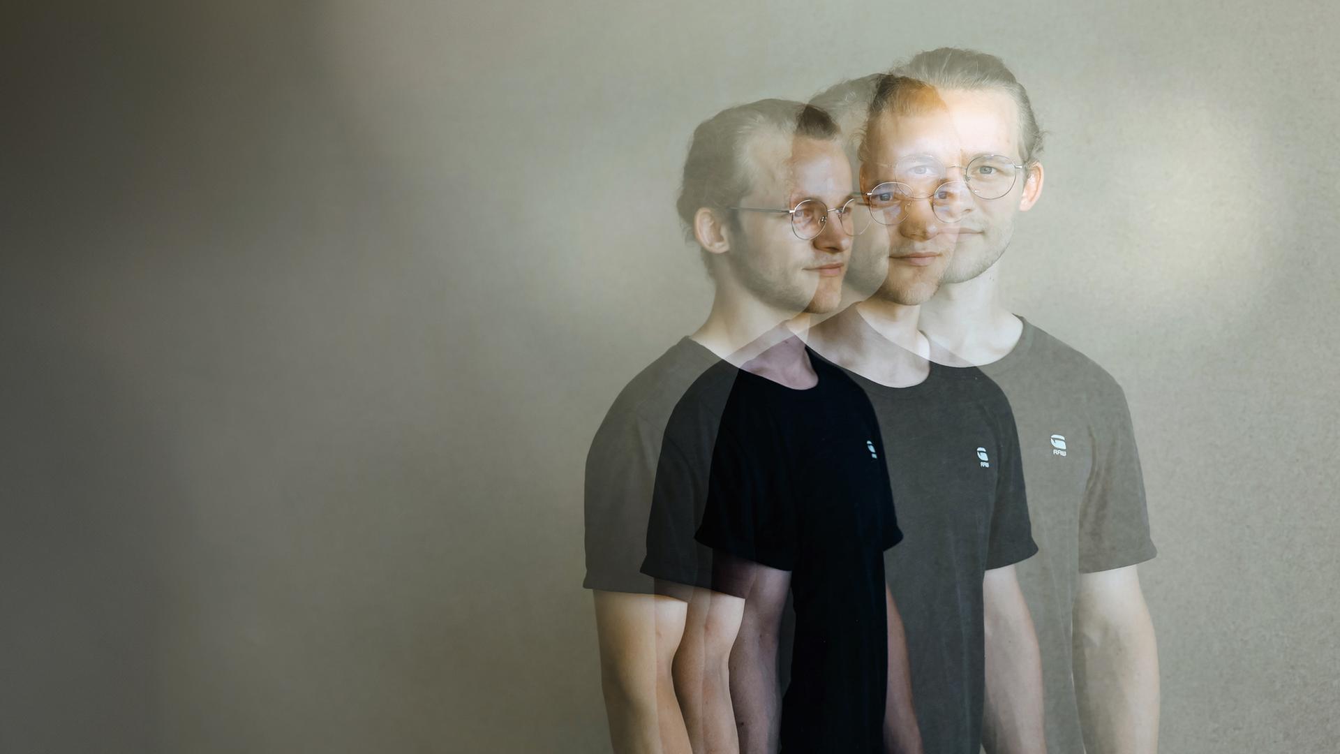 "37°Leben: Lebensmüde und Hoffnungsvoll": Arthur (23) halbnah vor einer Wand, Collage mit Mehrfachbelichtung.