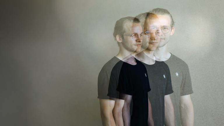 "37°Leben: Lebensmüde und Hoffnungsvoll": Arthur (23) halbnah vor einer Wand, Collage mit Mehrfachbelichtung.