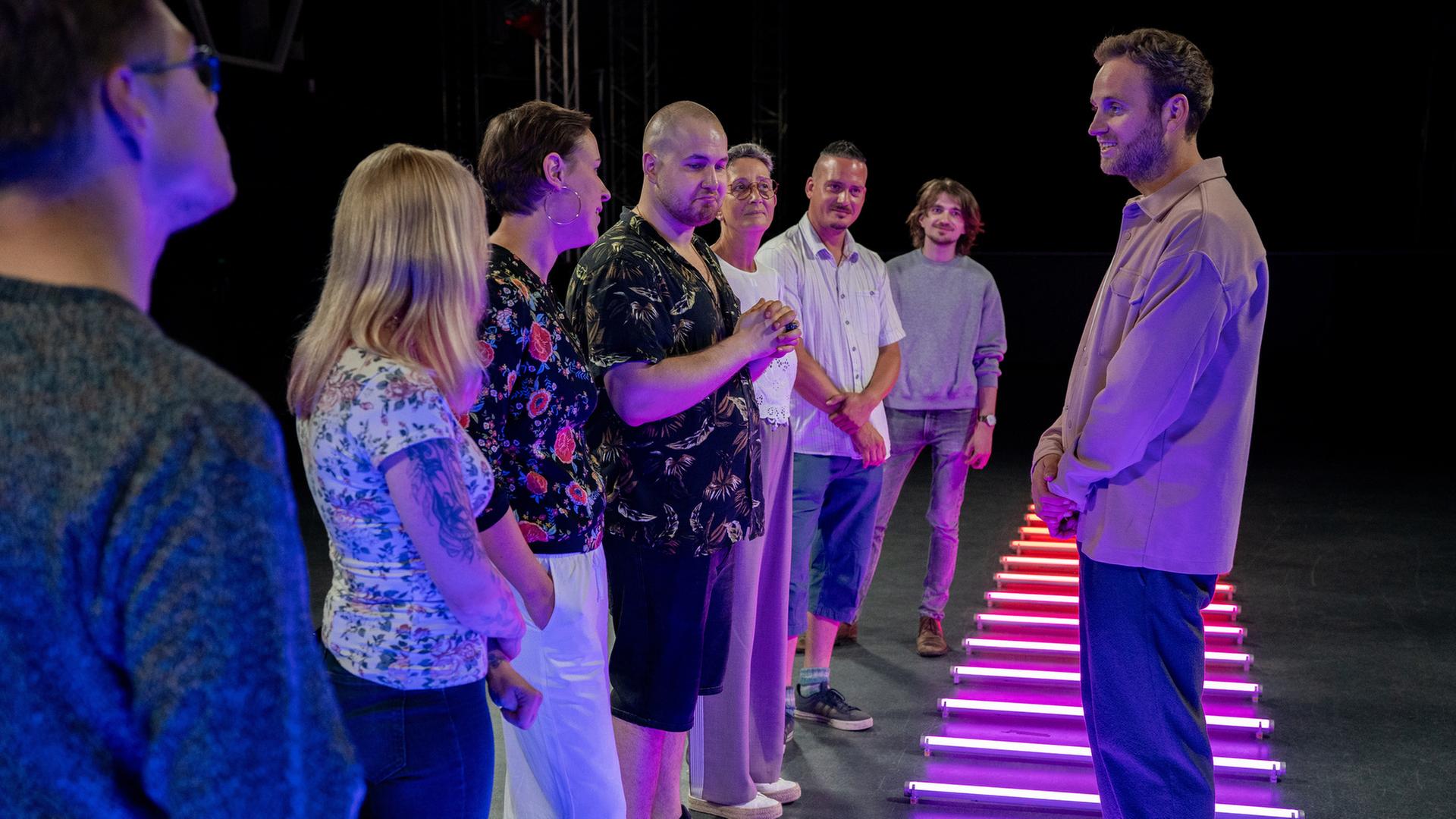 "Terra Xplore: Haben jetzt alle ADHS?“ (AT)": Leon WIndscheid (rechts) im Studio im Gespräch  mit den links stehenden teilnehmenden Frauen und Männern des Studioexperiments zu ADHS.