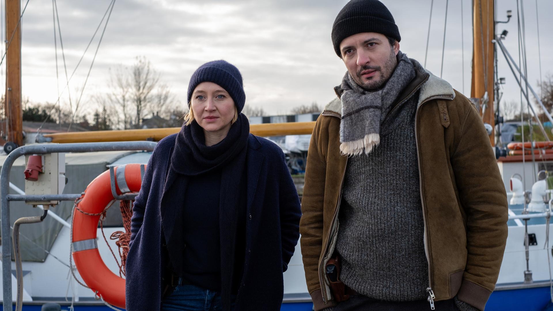 "Solo für Weiss - Gefährliche Gewässer": Nora Weiss (Anna Maria Mühe) und Ben Salawi (Camill Jammal) stehen zusammen am Hafen auf einem Boot.