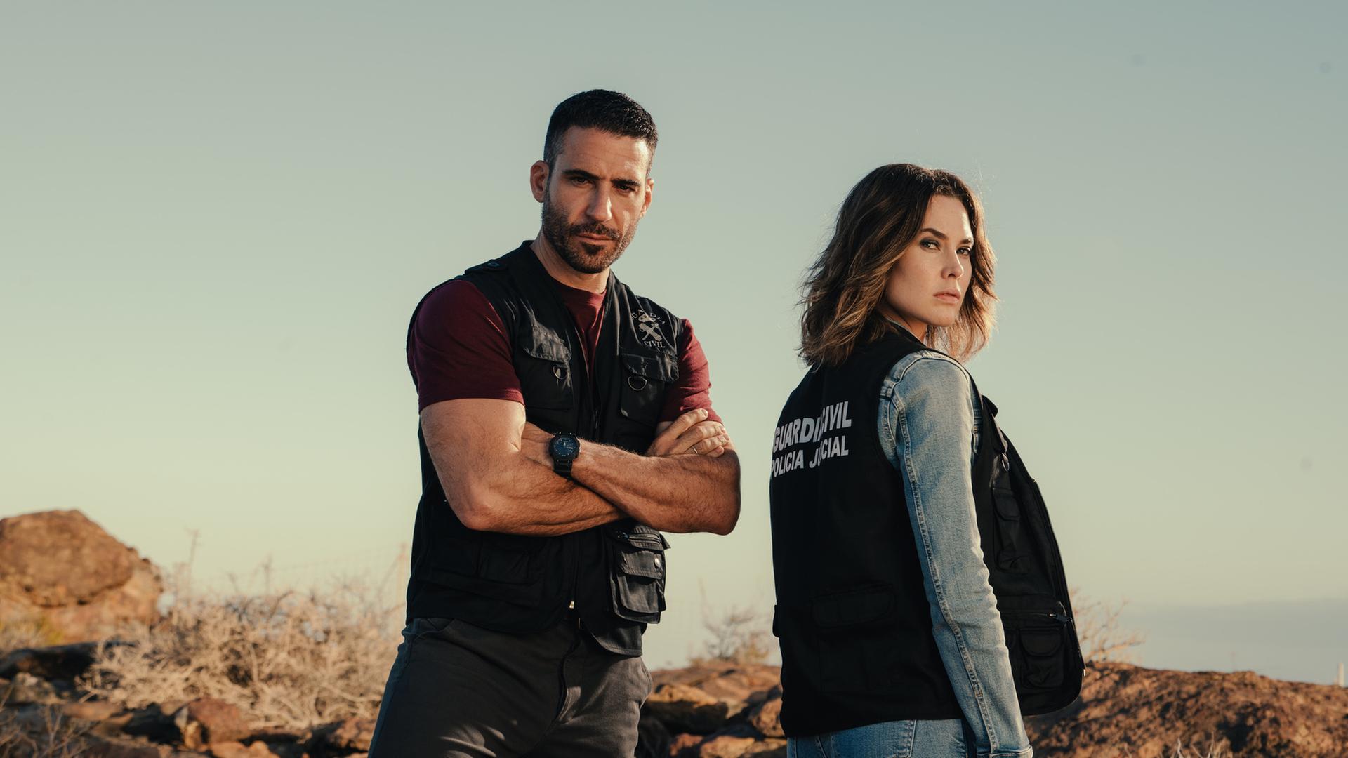 "Weiss & Morales: Ein Plan für die Zukunft": Raúl Morales (Miguel Ángel Silvestre) und Nina Weiss (Katia Fellin) stehen auf felsigem Gelände.