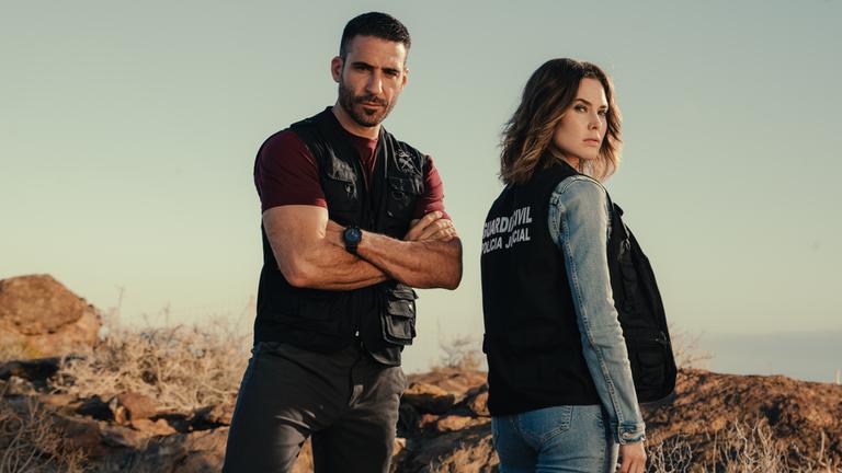 "Weiss & Morales: Ein Plan für die Zukunft": Raúl Morales (Miguel Ángel Silvestre) und Nina Weiss (Katia Fellin) stehen auf felsigem Gelände.