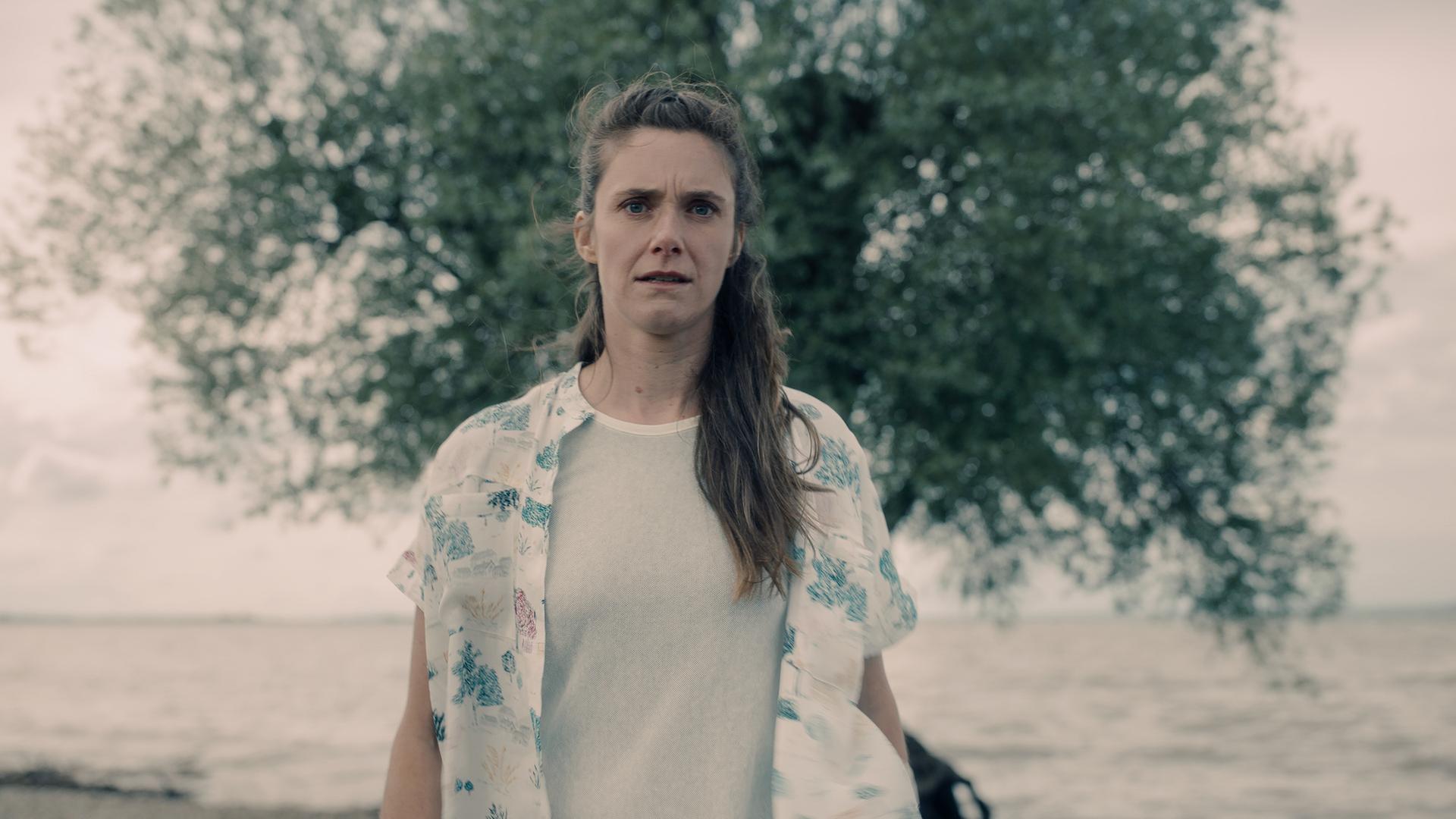 "Die Toten vom Bodensee - Der Wunschbaum": Saskia Prixner (Miriam Stein) steht am Strand. Im Hintergrund steht ein Baum.