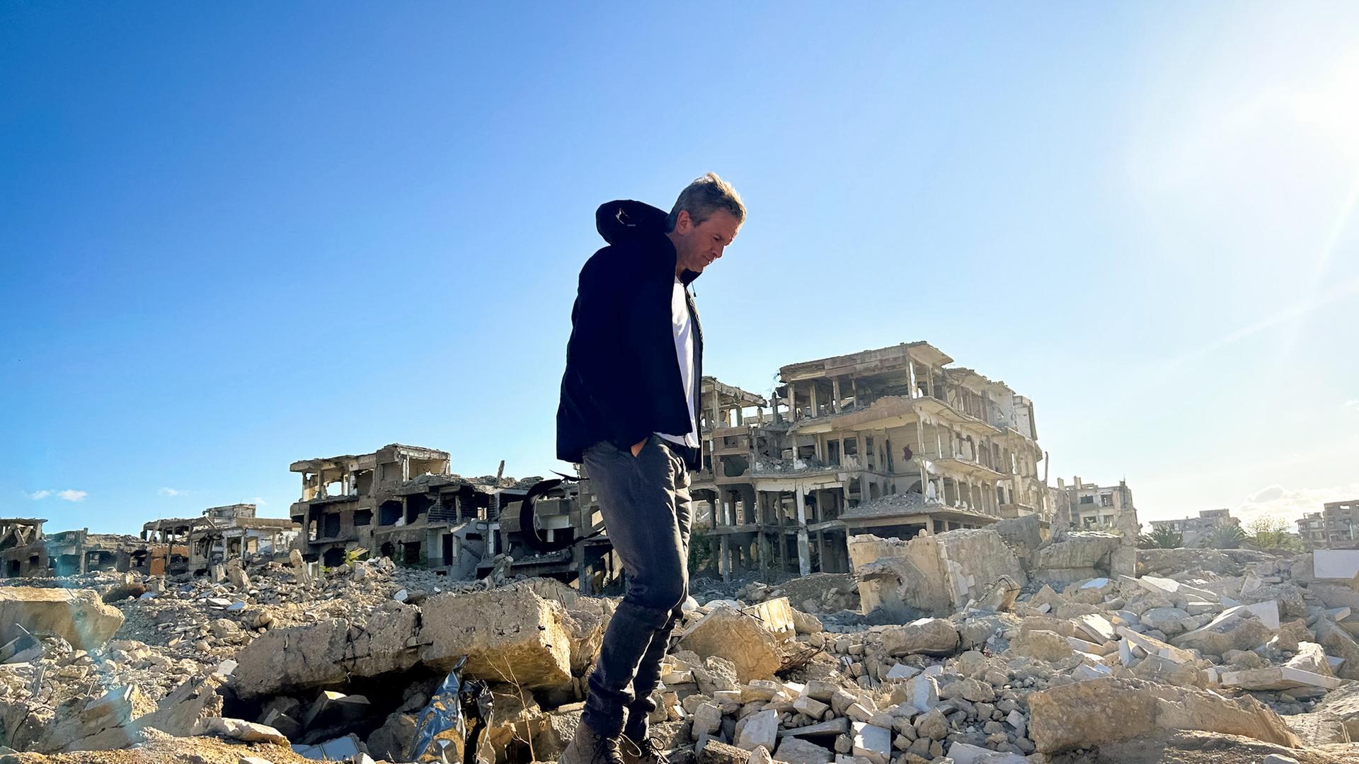 "Markus Lanz - Flucht": Markus Lanz steht in einem komplett zerstörten Stadtviertel von Damaskus.