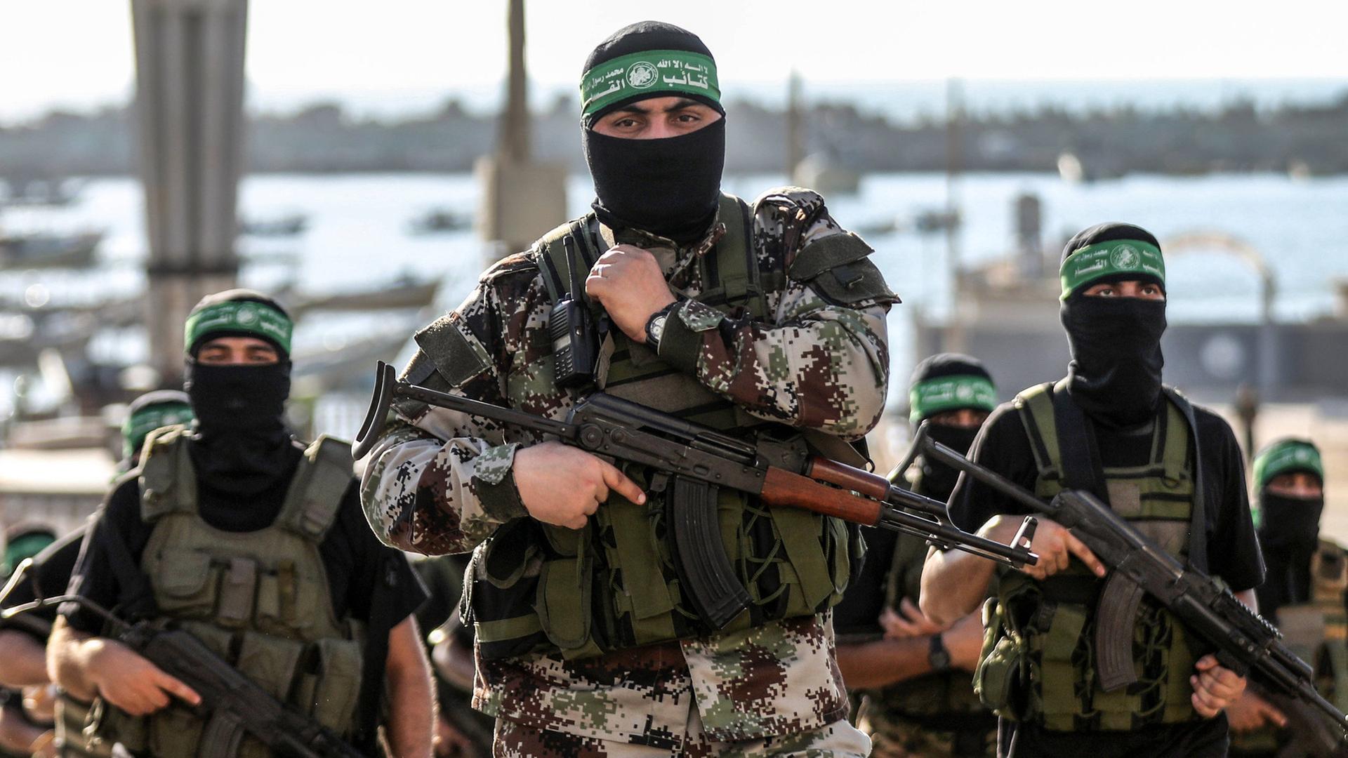 "Das System Hamas": Bewaffnete Männer der Izz al-Din al-Qassam-Brigaden, dem militärischen Flügel der Hamas, während eines antiisraelischen Militärmarsches in Gaza-Stadt, Gazastreifen