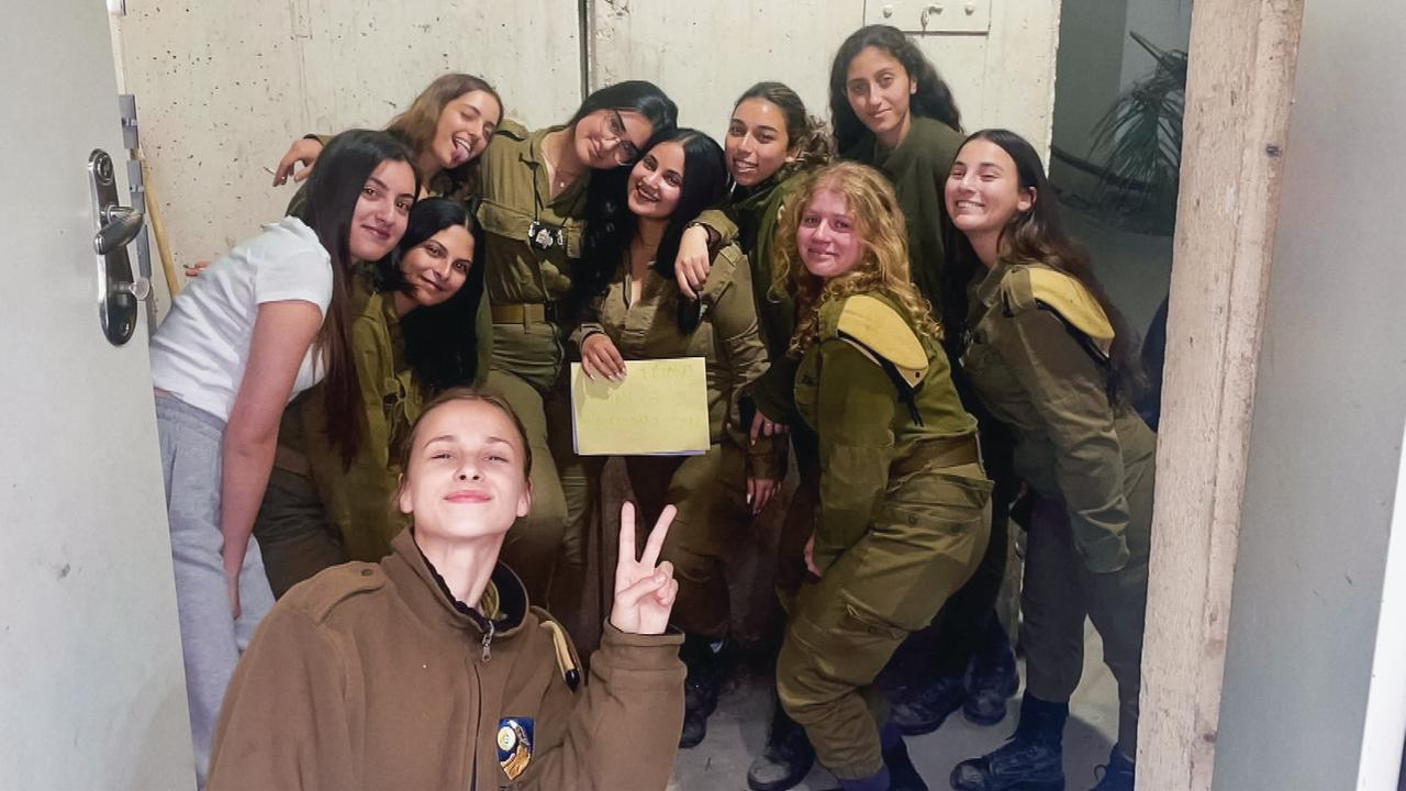 "Unit 414 - Schicksalstag 7. Oktober": Soldatinnen auf dem israelischen Militärposten Nahal Oz. Die junge Frau ganz vorne hält die linke Hand hoch und zeigt das Peace-Zeichen.