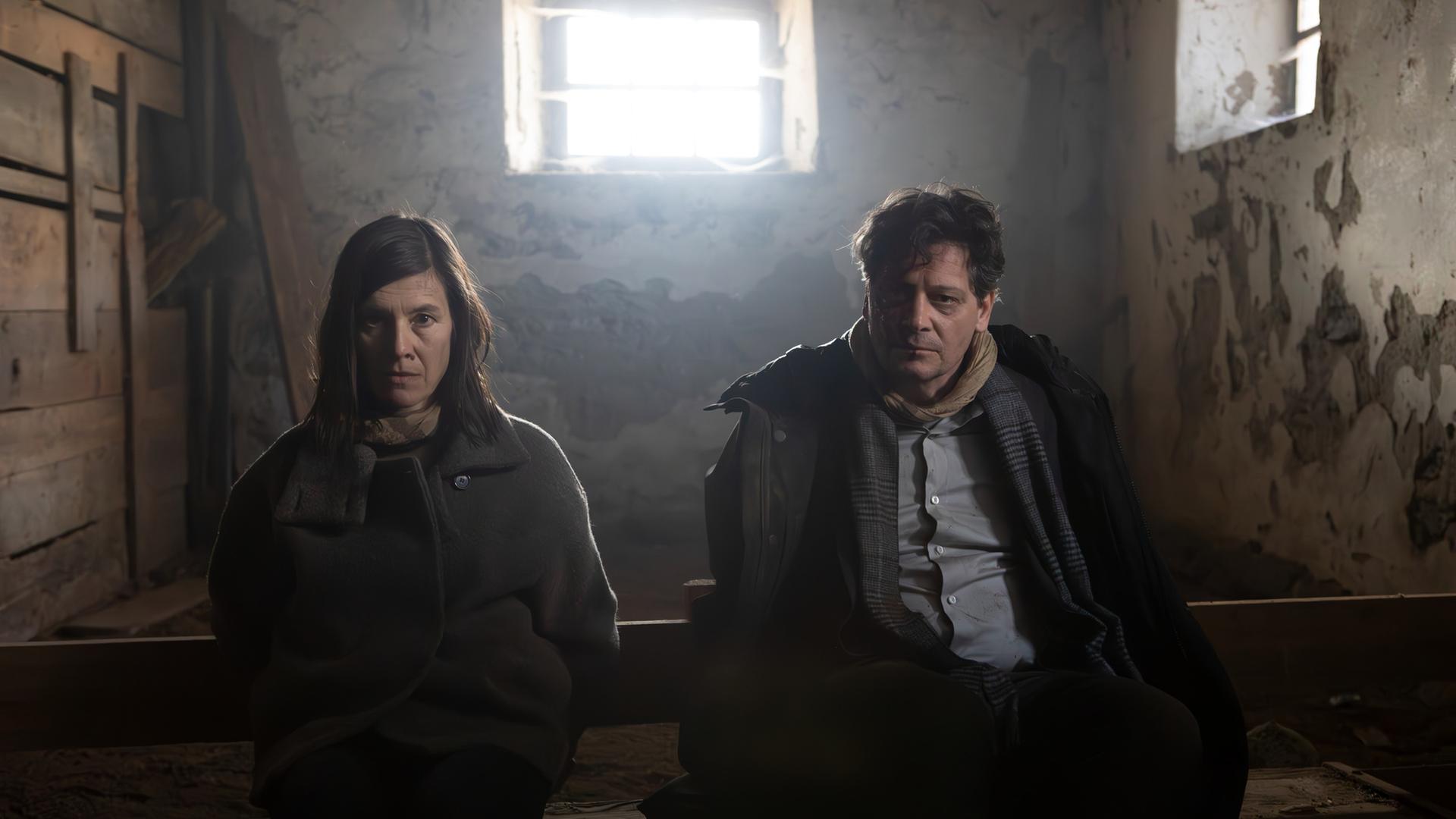 "Bis in die Seele ist mir kalt": Chefinspektorin Acham (Pia Hierzegger) und Leo Fuhrmann (Fritz Karl) sitzen gefesselt in einem Keller.