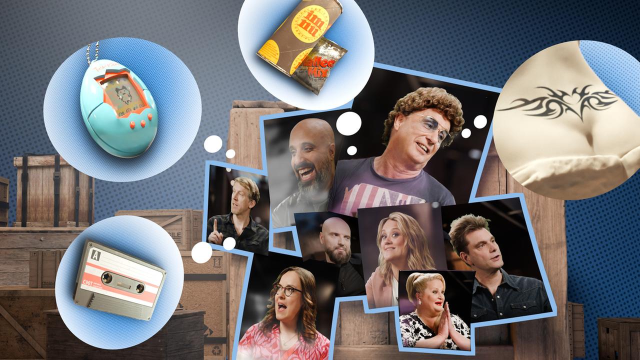 "Das war dann mal weg - Comedy trifft auf Arschgeweih und Co." : Montage: Im Hintergrund stehen gestapelte Kisten. Davor liegen comicartige Gedankenblasen mit einer Musikkassette, einem Tamagotchi, einer Packung Muckefuck und einem Steißbeintattoo, die die Fotos diverser bekannter deutscher Comediens umranden.