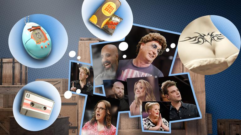"Das war dann mal weg - Comedy trifft auf Arschgeweih und Co." : Montage: Im Hintergrund stehen gestapelte Kisten. Davor liegen comicartige Gedankenblasen mit einer Musikkassette, einem Tamagotchi, einer Packung Muckefuck und einem Steißbeintattoo, die die Fotos diverser bekannter deutscher Comediens umranden.