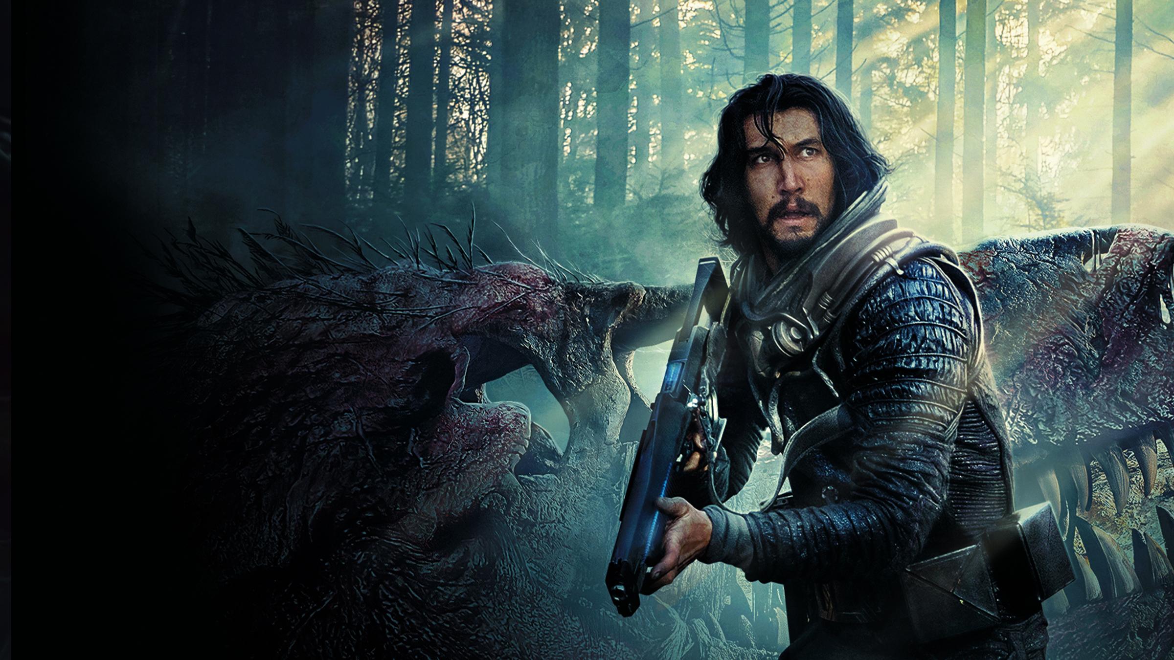 "65": Plakatmotiv, Halbnahe: Mills (Adam Driver) steht mit einem futuristischen Gewehr vor einem verwesten Dinosaurierkopf in Wald.