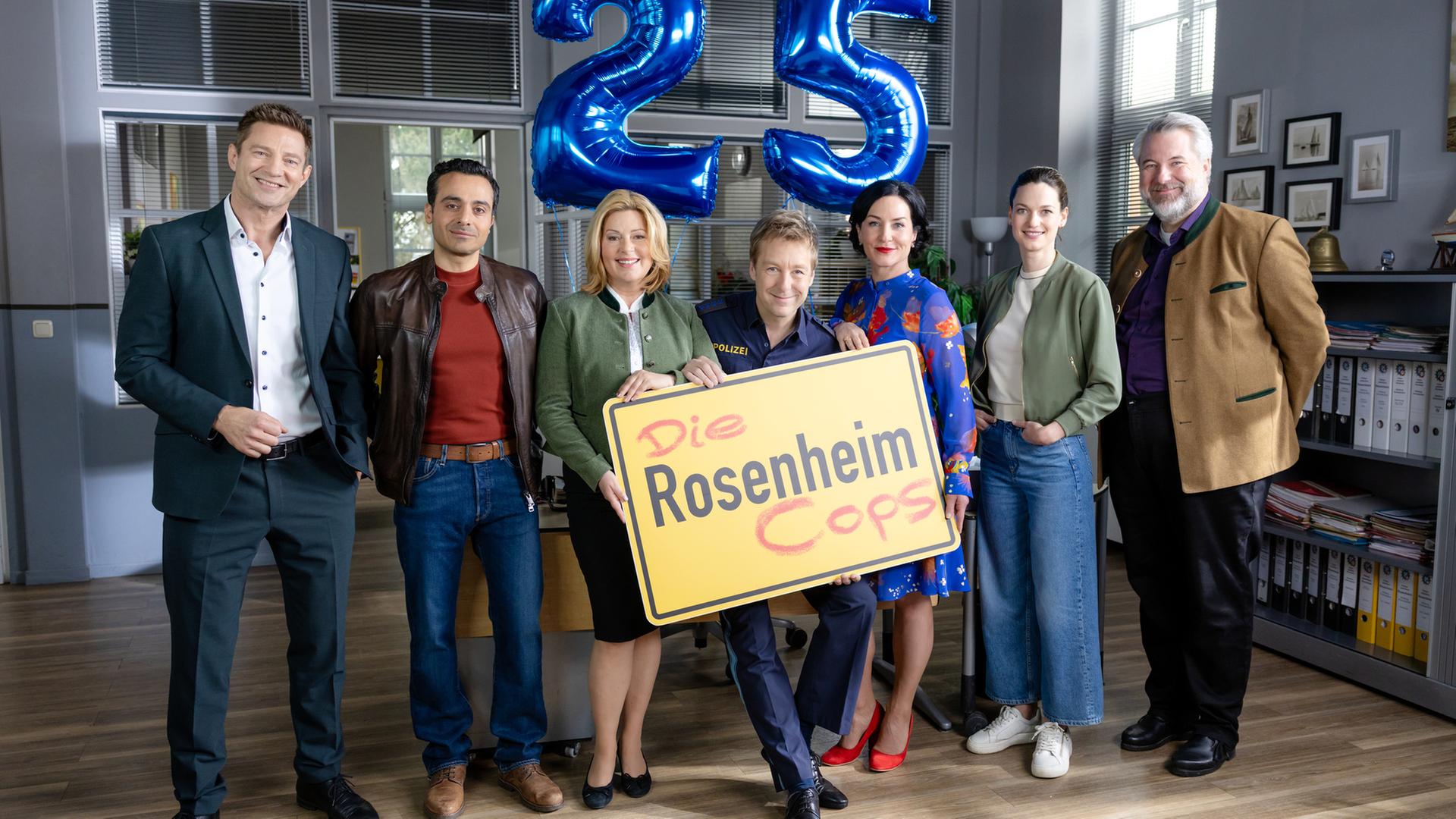 "Die Rosenheim-Cops": Das Team im Rosenheimer Kommissariat feiert dieses Jahr 25. Jubiläum.